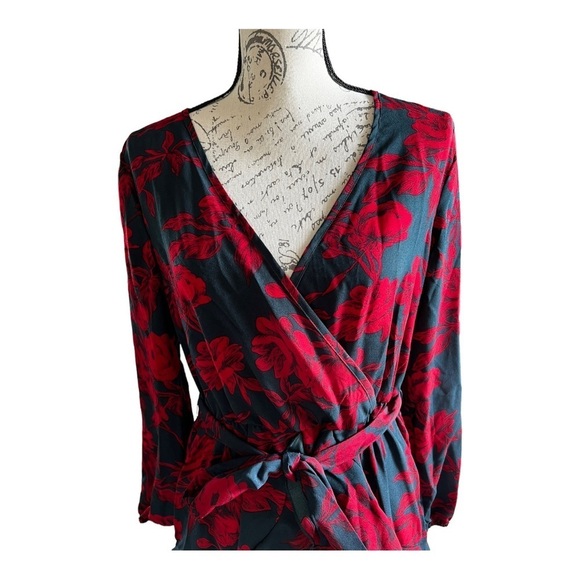 Red and black faux wrap dress with pendant, size L, new with tags - Picture 3 of 12